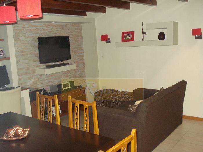 Venta de Casa Lote propio
Distribución: 2 Ph: Uno de 3 amb. a nuevo y al fte. a reciclar