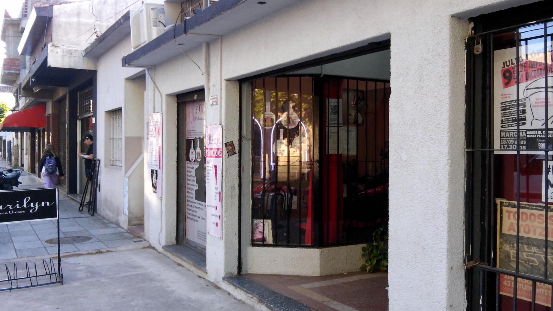 Local comercial al frente en pequeña galeria Ramos Mejia