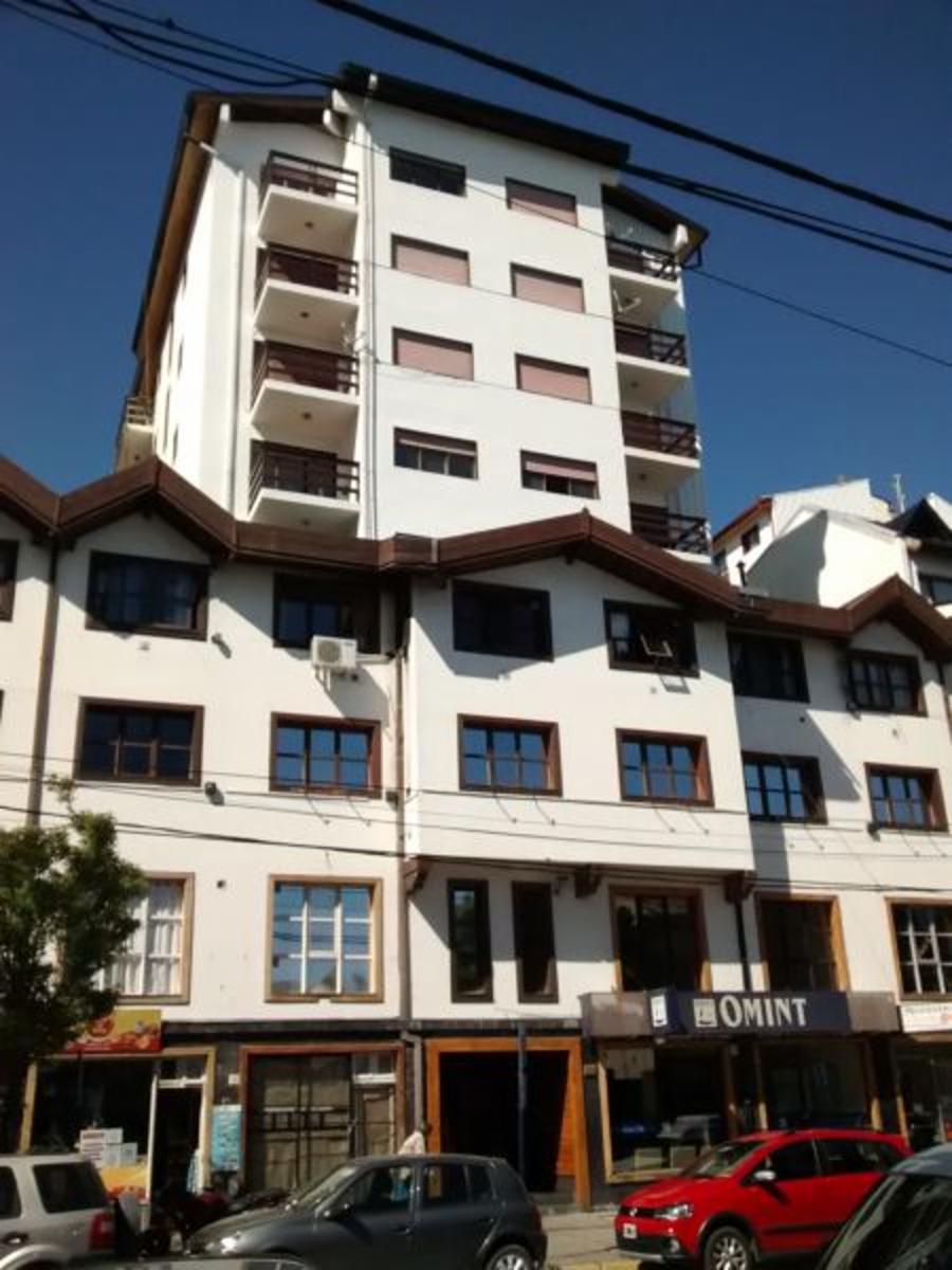 Departamento de 3 dormitorios y dos baños sobre Mitre, con vista al lago y cochera