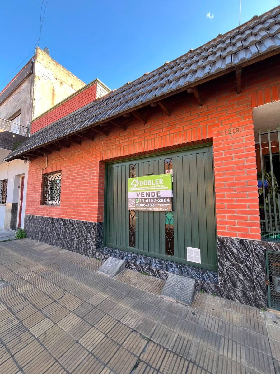 VENTA CASA 3 AMBIENTES CON GARAJE Y DEPARTAMENTO 3 AMBIENTES AL FONDO. LA TABLADA