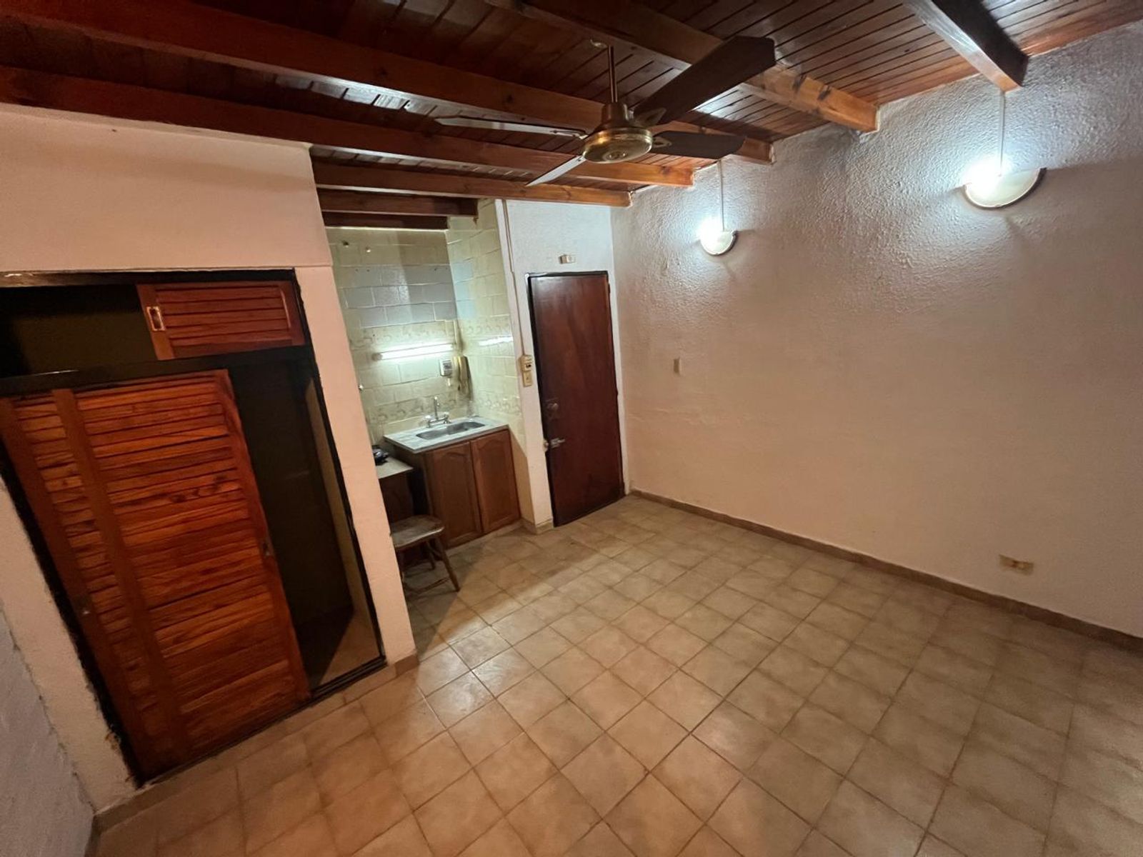 ALQUILER MONOAMBIENTE EN PRIMER PISO POR ESCALERAS. LOMAS DEL MIRADOR