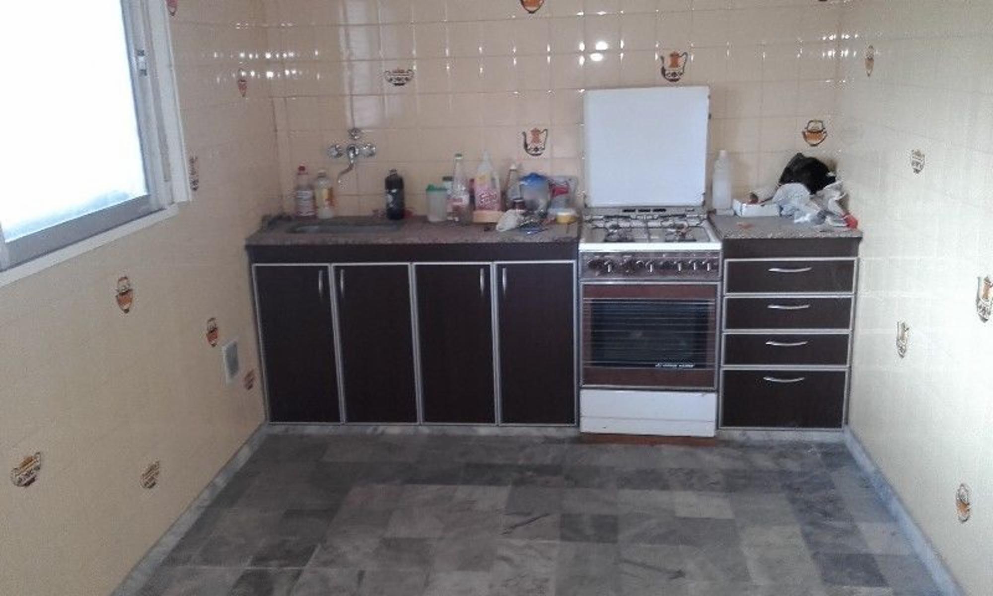 CHALET 4 Dorm. LOTE 10 x 40 mts.