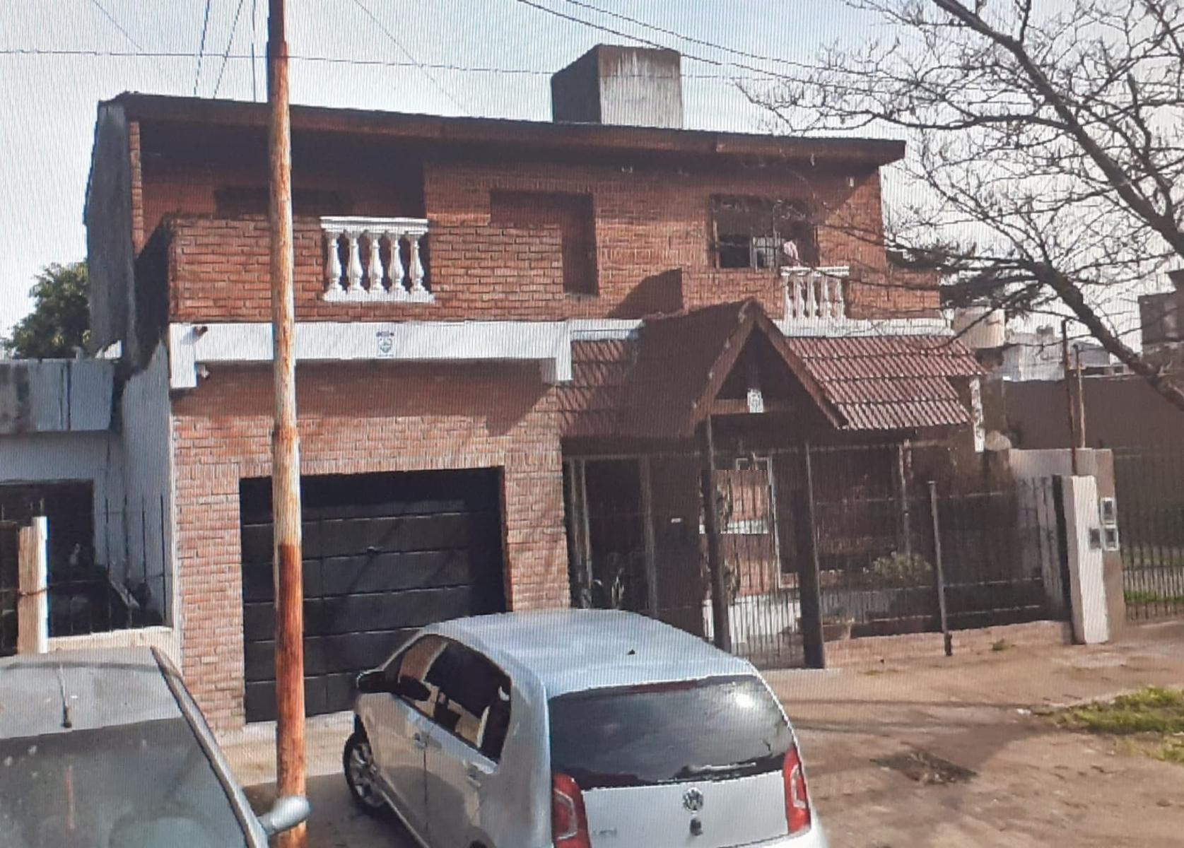EXCELENTE CASA DE DOS PLANTAS Y 6 AMBIENTES