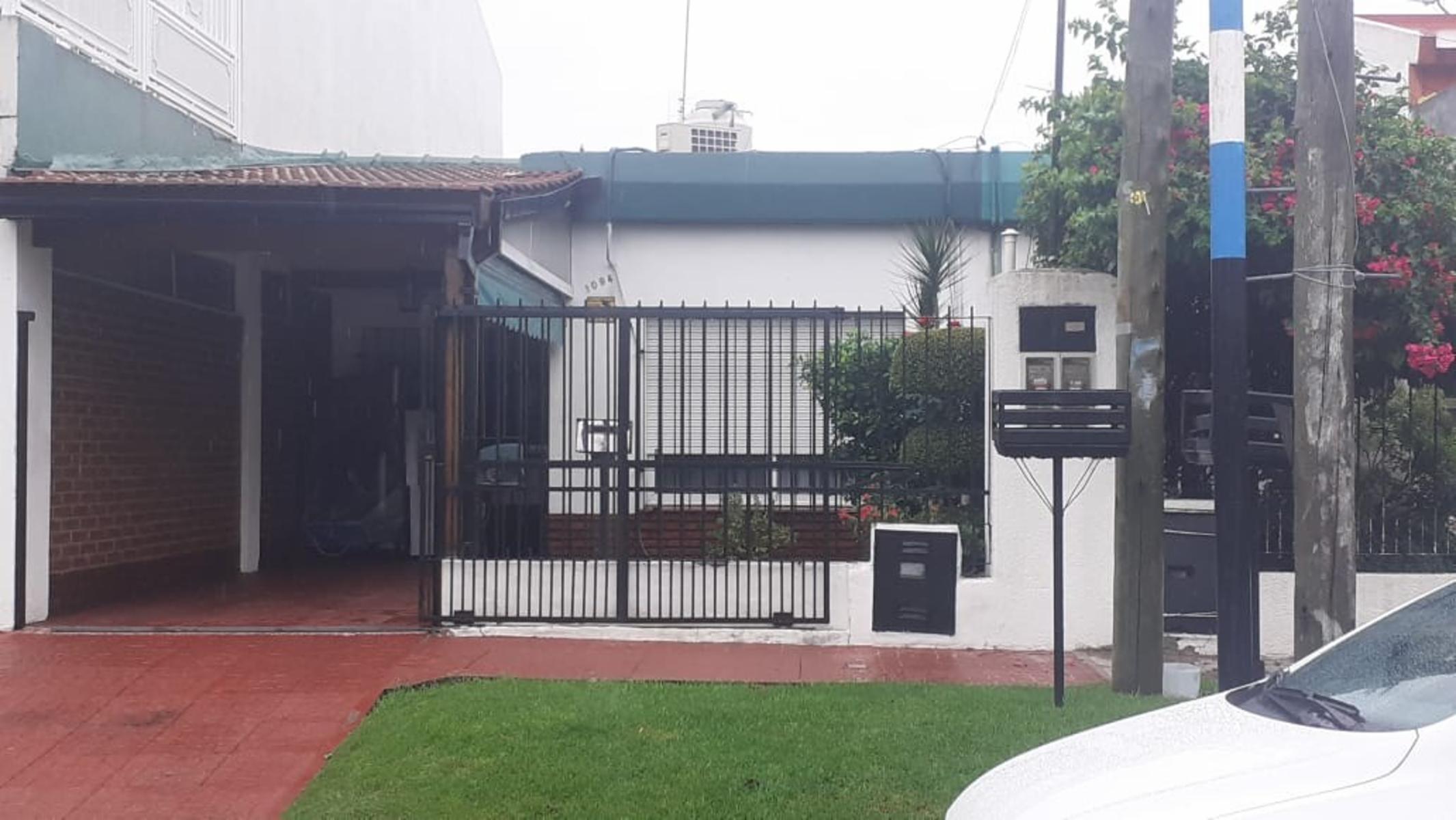 ¡OPORTUNIDAD… EXCELENTE CASA 2 AMB. EN IMPECABLE ESTADO