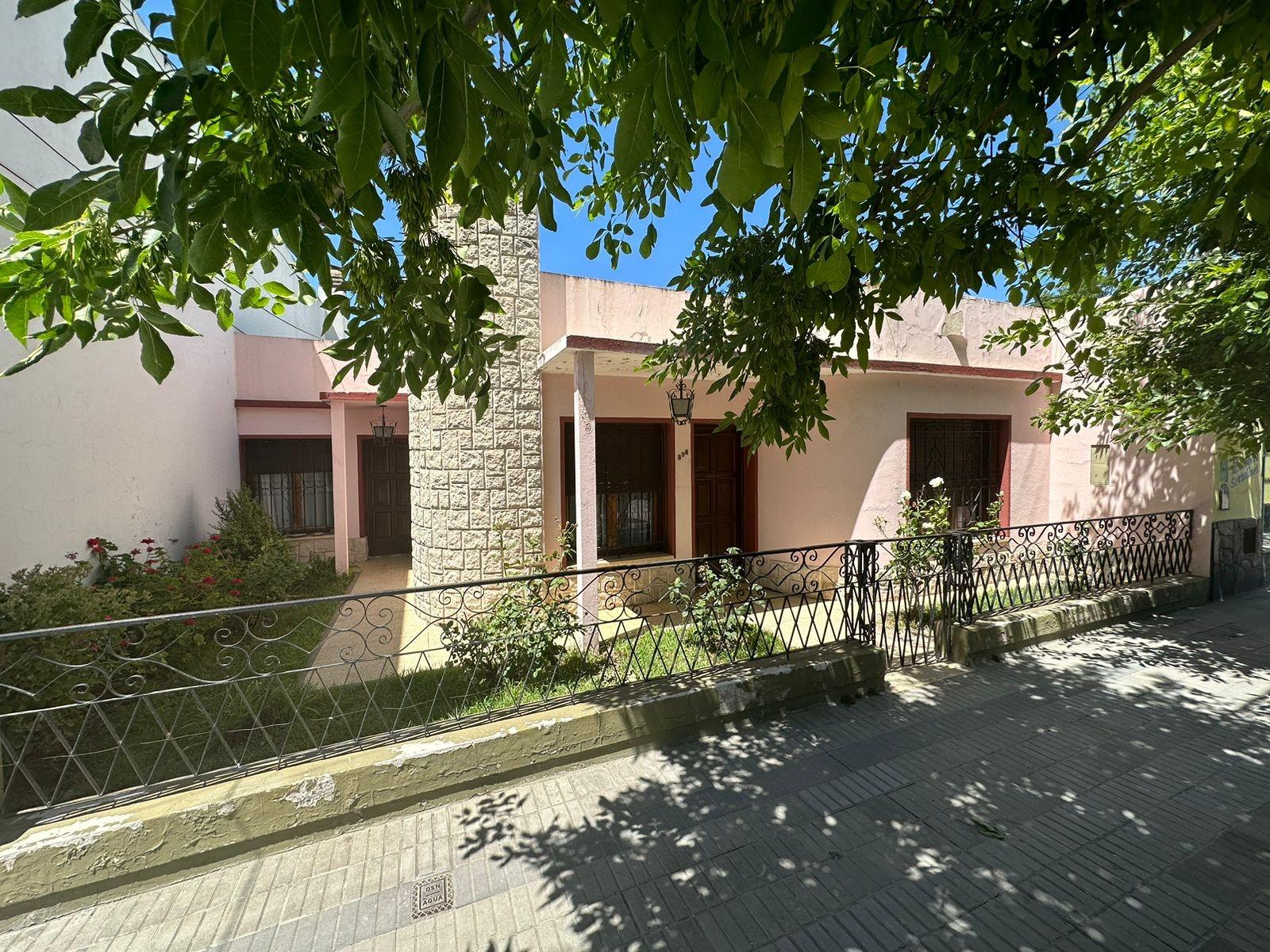 SE VENDE CASA CENTRICA EN VIEDMA