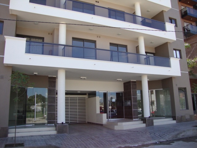 LOCAL COMERCIAL A LA CALLE, EN VILLA CARLOS PAZ, ALQUILER ANUAL
