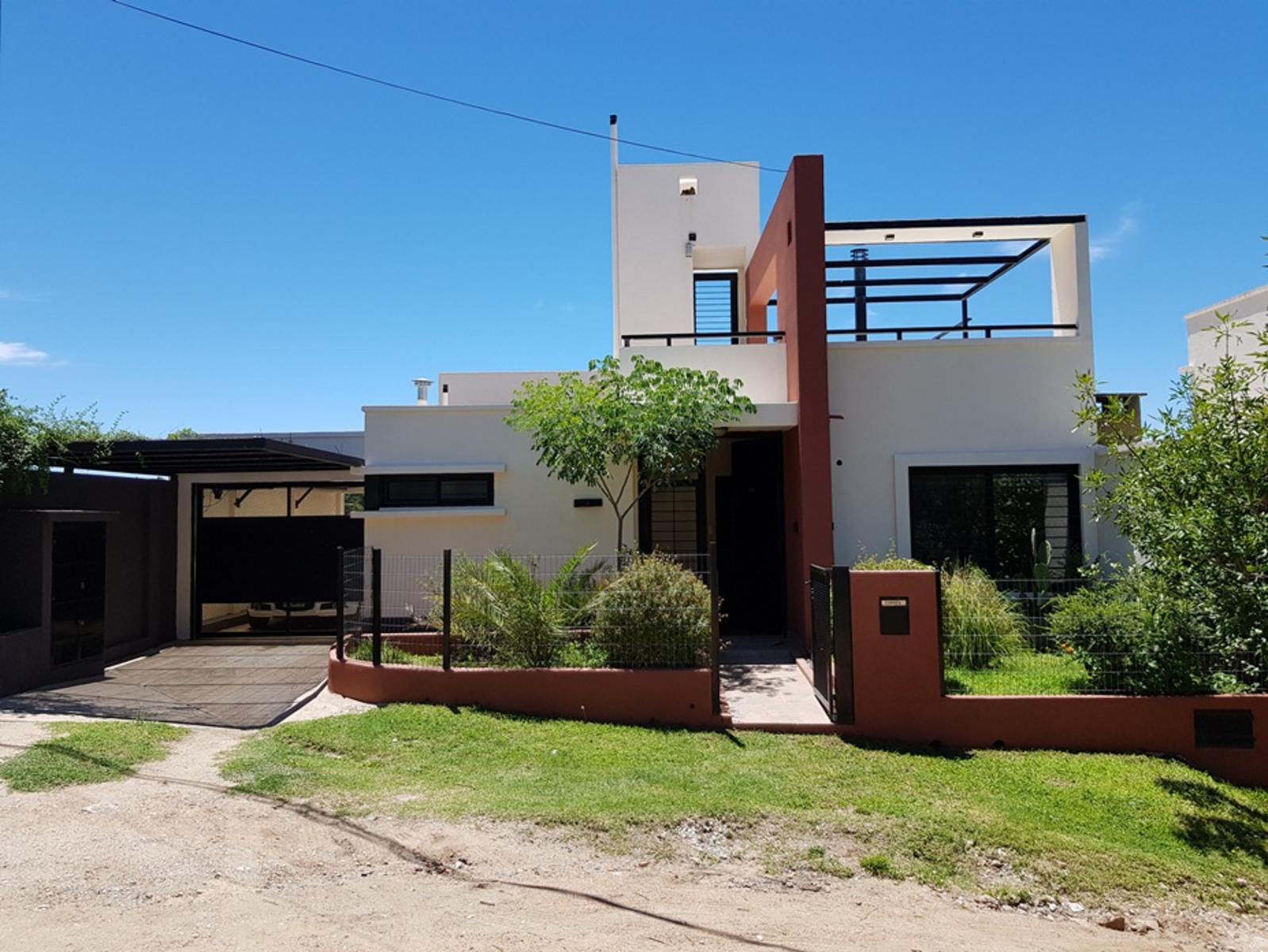 EXCELENTE CASA EN VENTA EN VILLA CARLOS PAZ, 3 DORMITORIOS, PILETA,VISTA PANORÁMICA, HERMOSA.