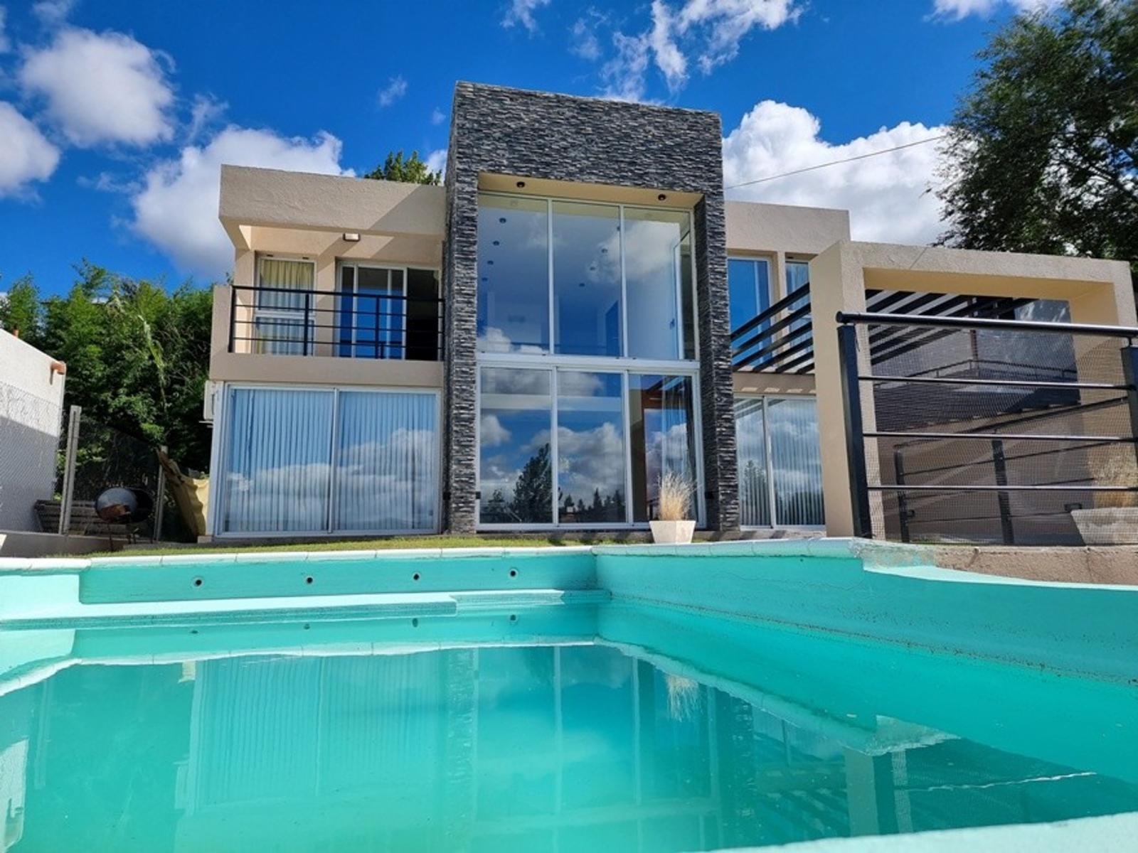 EXCELENTE CASA EN VENTA EN VILLA CARLOS PAZ, 2 DORMITORIOS, PILETA, VISTA PANORÁMICA, DE 4 AÑOS