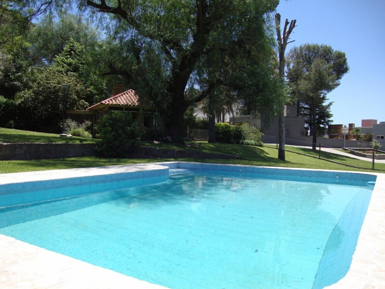 MUY BUENA CASA EN VENTA EN CARLOS PAZ, CON COSTA AL LAGO, ZONA PRIVILEGIADA. BARRIO COSTA AZUL