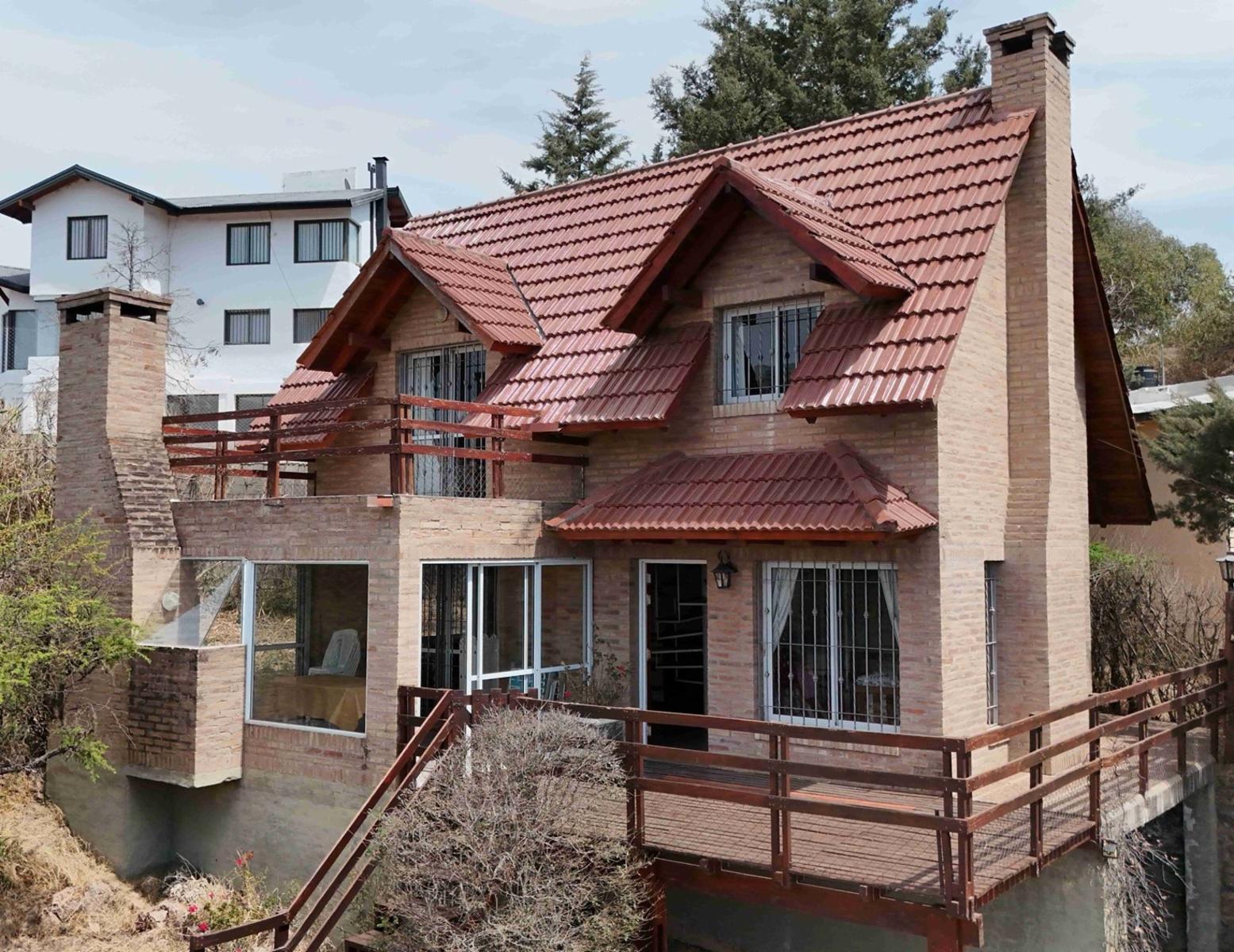 MUY LINDA CASA EN VENTA EN VILLA CARLOS PAZ, Barrio Residencial Villa del Lago. Con hermosa Pileta y Vista Panorámica. Apta para Crédito Bancario.