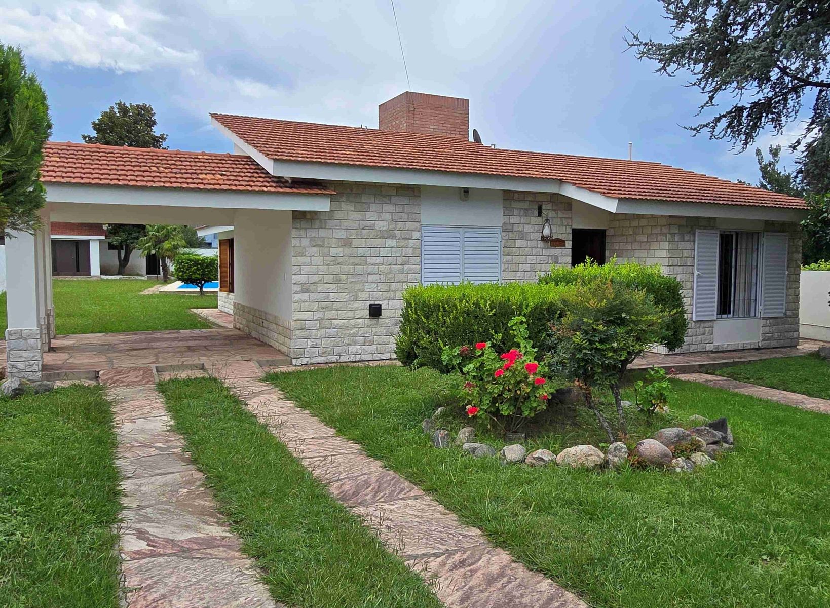 BELLA CASA EN VENTA EN CARLOS, CON PILETA, GAS NATURAL, BARRIO Miguel Muñoz