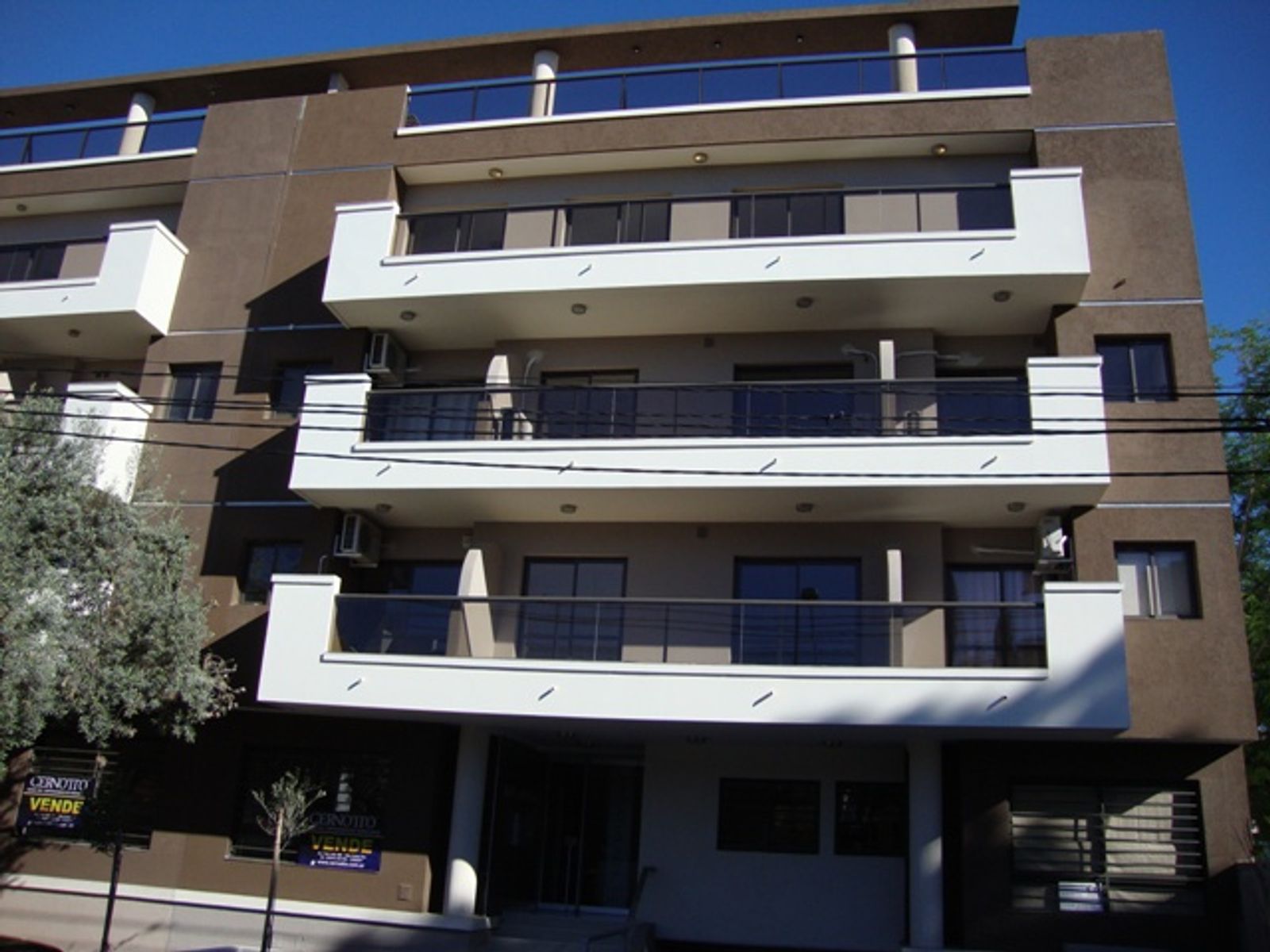 BELLO DEPARTAMENTO EN VENTA EN VILLA CARLOS PAZ, EDIFICIO OLIVOS 2, planta baja con Patio Propio.