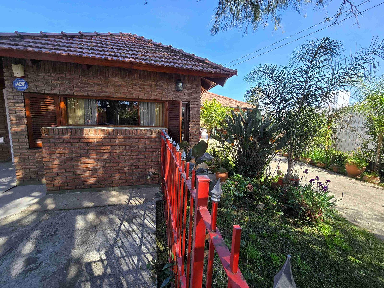 MUY LINDA Y AMPLIA CASA EN VENTA EN CARLOS PAZ, BARRIO SANTA RITA, TODOS LOS SERVICIOS.