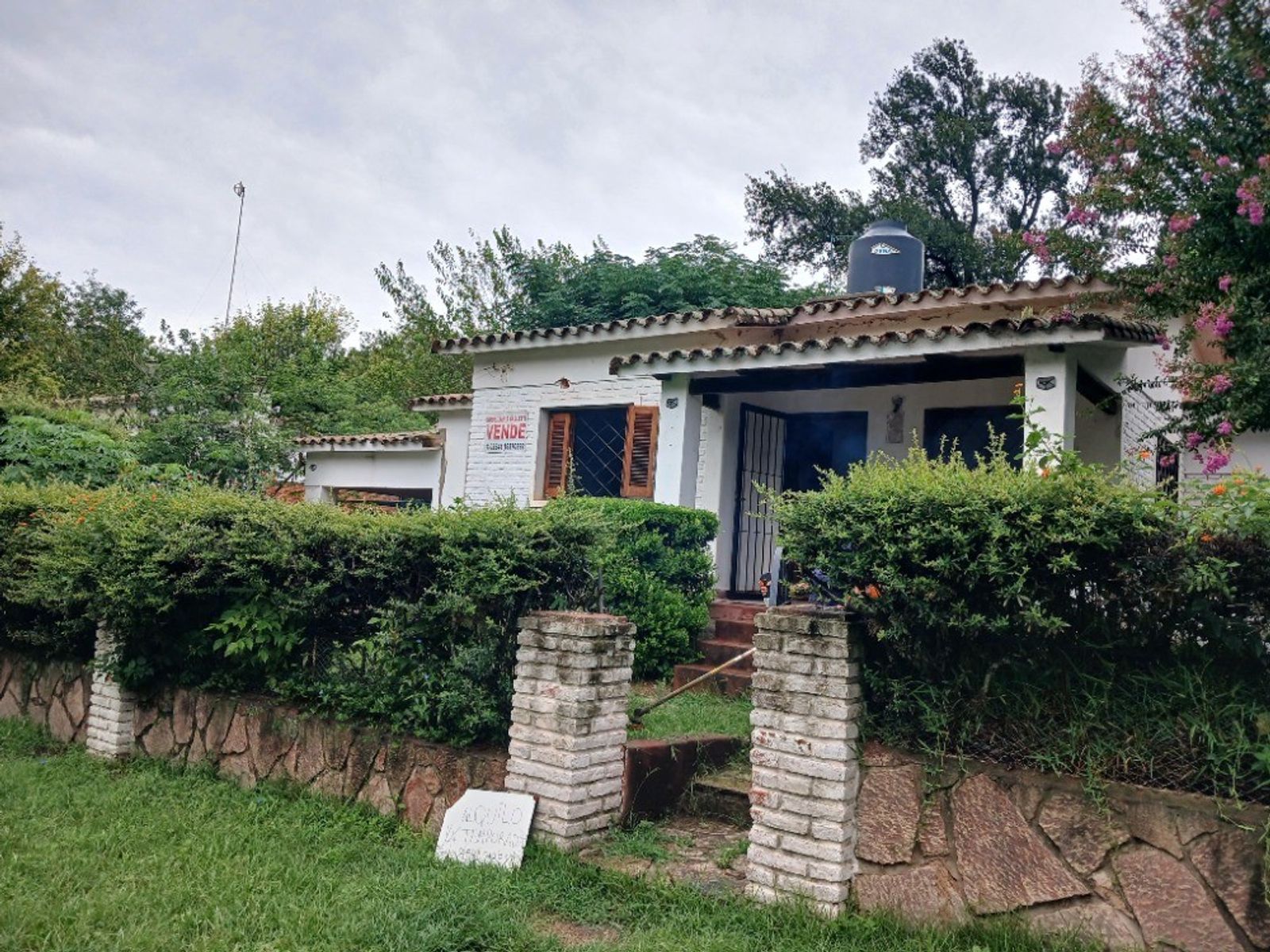 Casa frente al río en Tanti