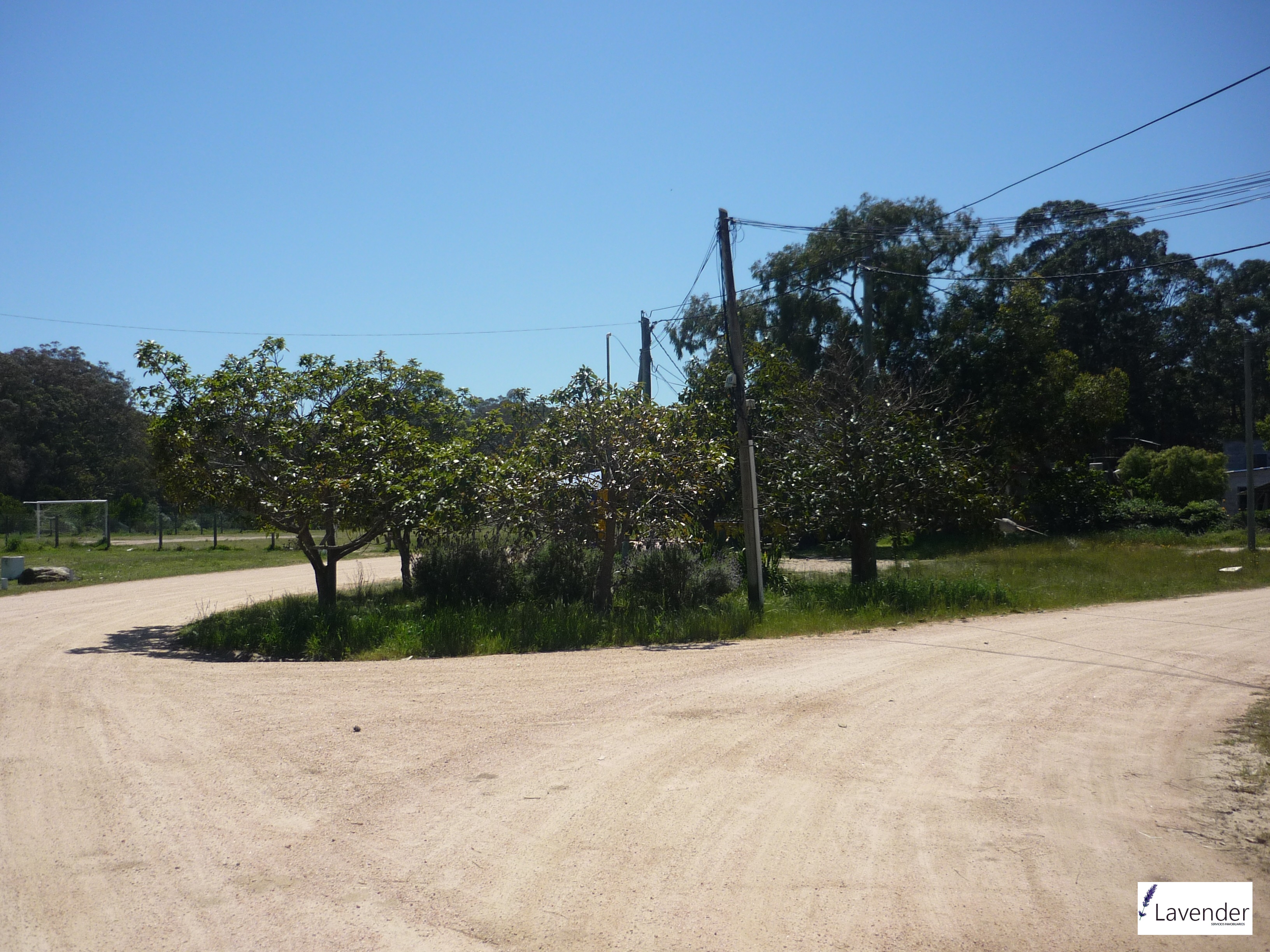Excelentes terrenos a la venta con títulos y tributos al día, con disponibilidad de luz, agua y teléfono. Tres buenos terrenos en esquina, enclavado en un excelente entorno. Zona apta para comercio