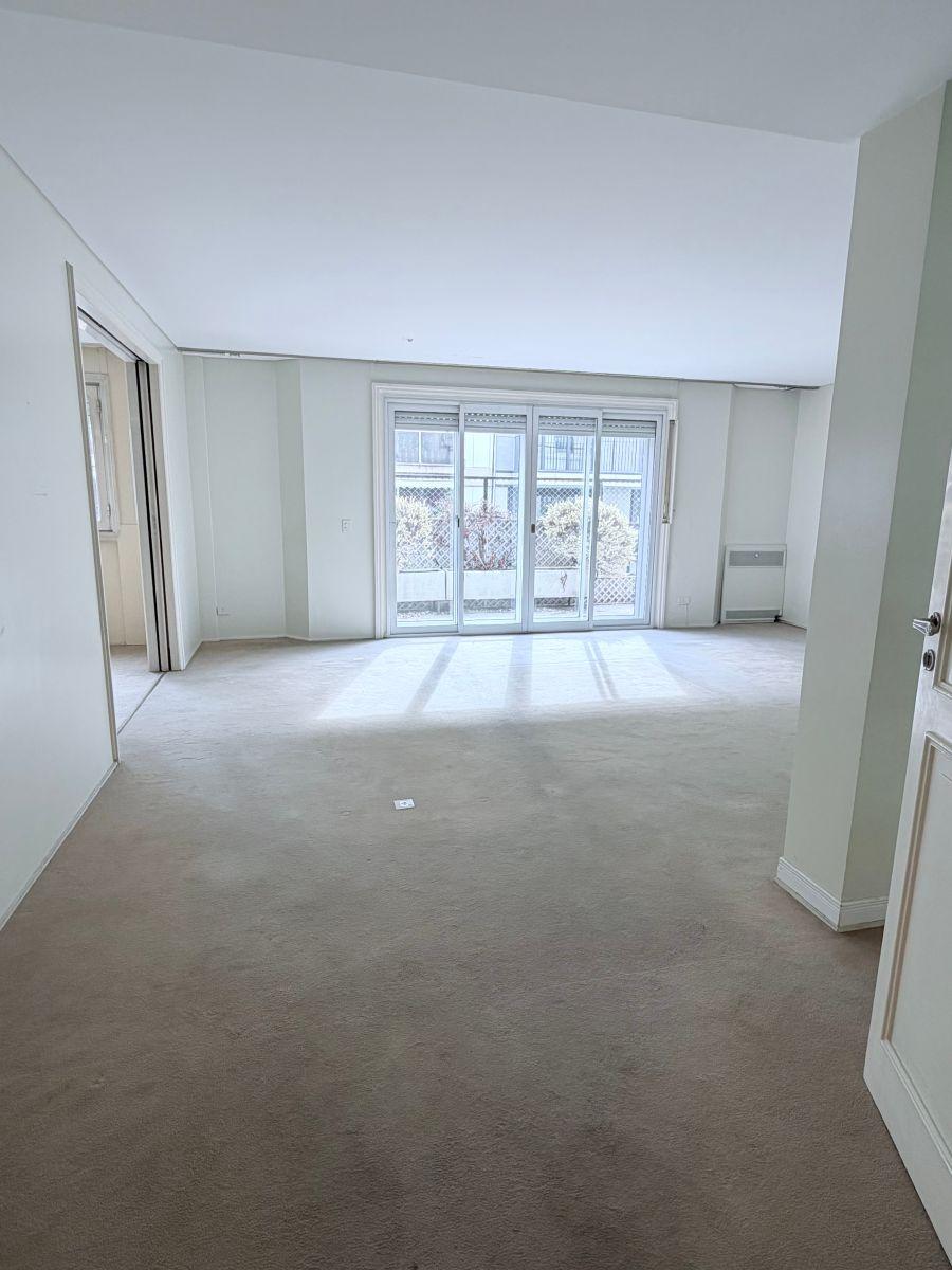 Piso amplio con gran recepción, luz natural y excelente distribución. Cochera