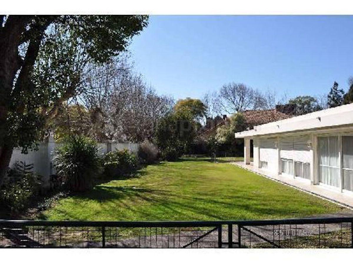 ALQUILER. Casa sobre calle Gral. Güemes. Av. Libertador al rio. 3 dormitorios, 1 suite c/Vestidor.