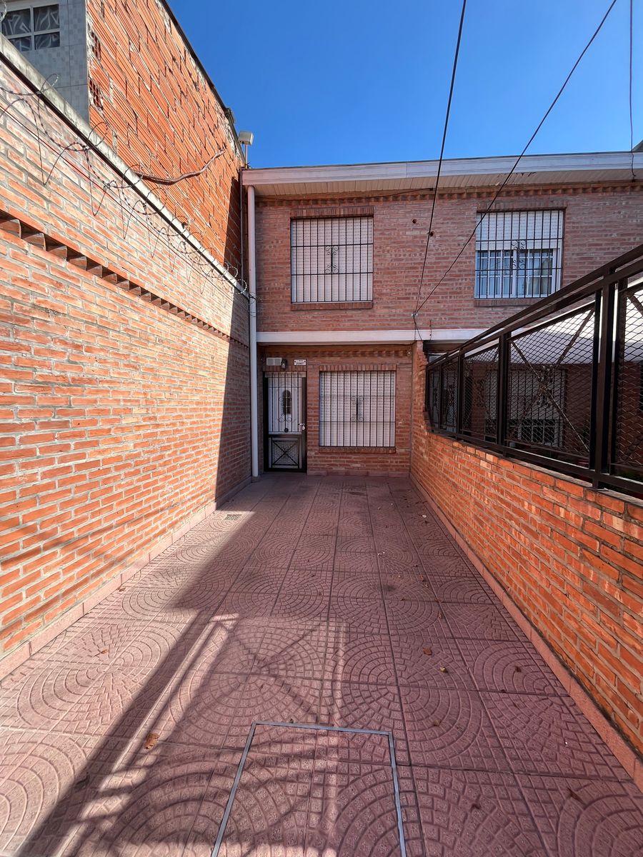 Alquiler duplex 3 ambientes con cochera y patio