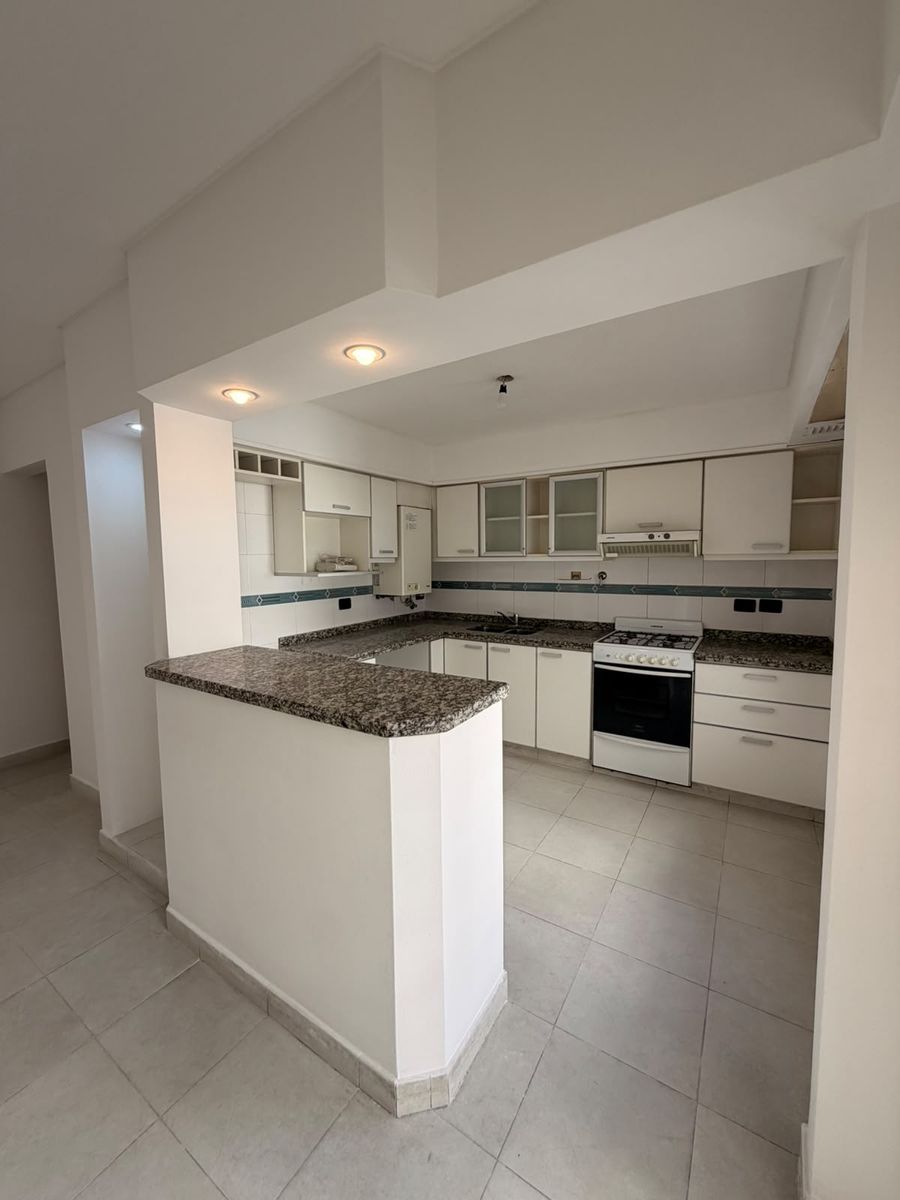 EXCELENTE DEPARTAMENTO 2 AMBIENTES CON BALCÓN Y EN SUITE. EXCELENTE UBICACIÓN CENTRO DE RAMOS MEJIA