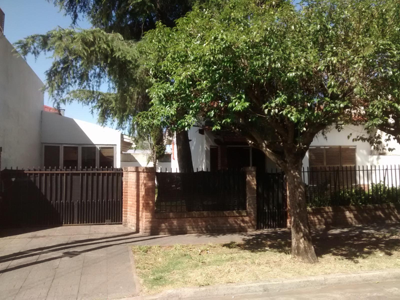 CHALET DE 3 AMBIENTES S/LOTE PROPIO, CON ENTRADA DE AUTO