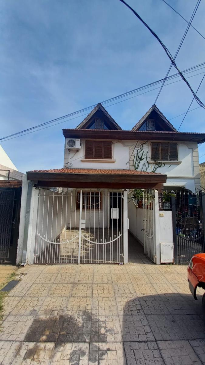 Duplex al frente de 3 ambientes + playroom o escritorio, con cochera cubierta y patio. Villa luzuriaga. Sin expensas