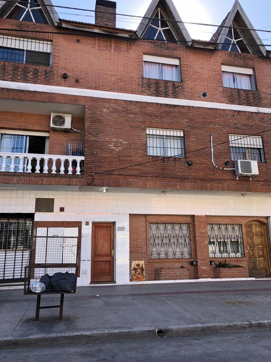 Monoambiente primer piso con patio en Villa Luzuriaga, bajas expensas