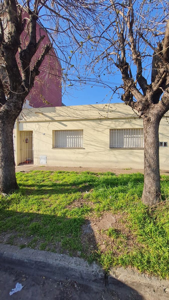 Departamento tipo casa planta baja al frente, con patio. Sin expensas.