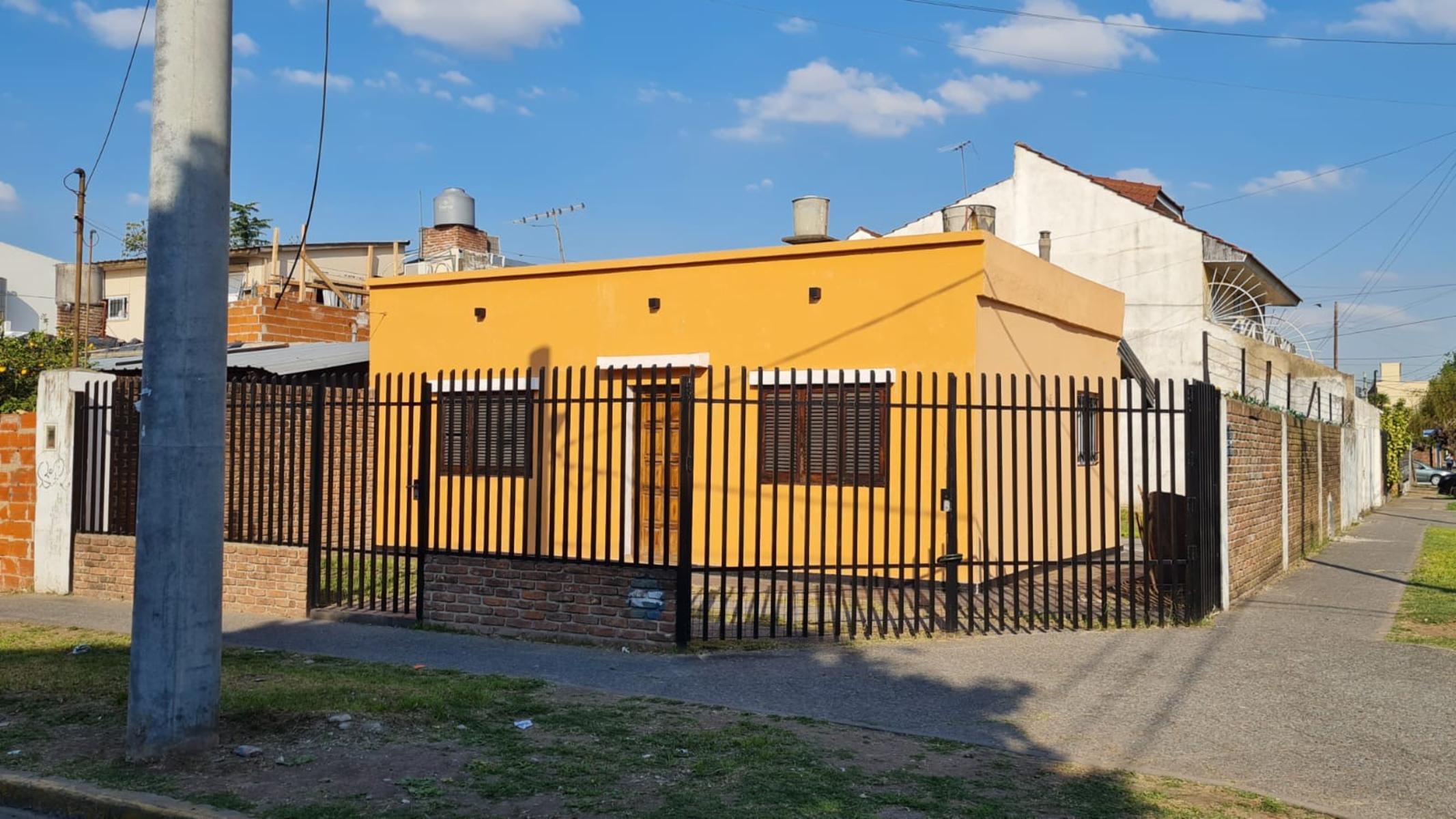 CASA AMERICANA 3 AMBIENTES CON COCHERA Y FONDO LIBRE CON PILETA. EXCELENTE UBICACION