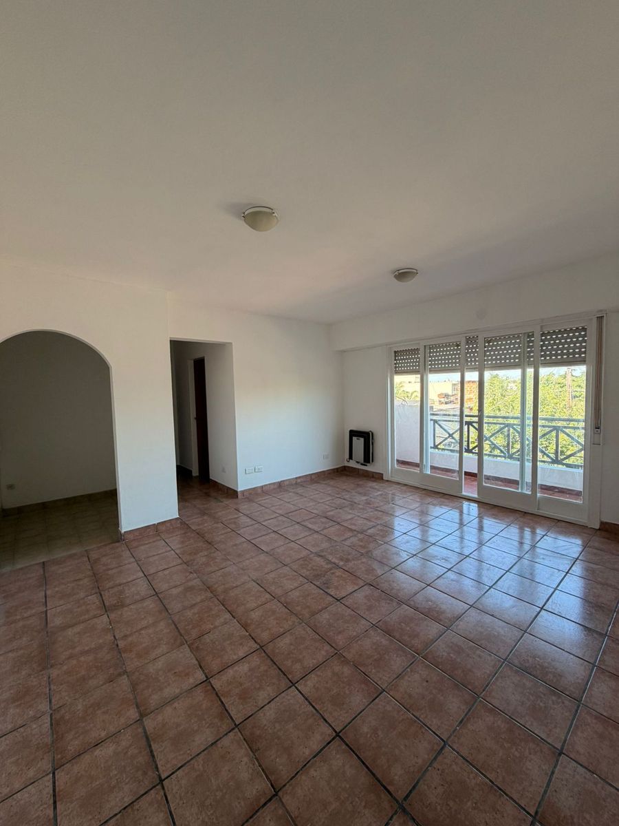 Departamento 3 ambientes en segundo piso con balcon al frente sobre Av. Arieta, excelente ubicacion