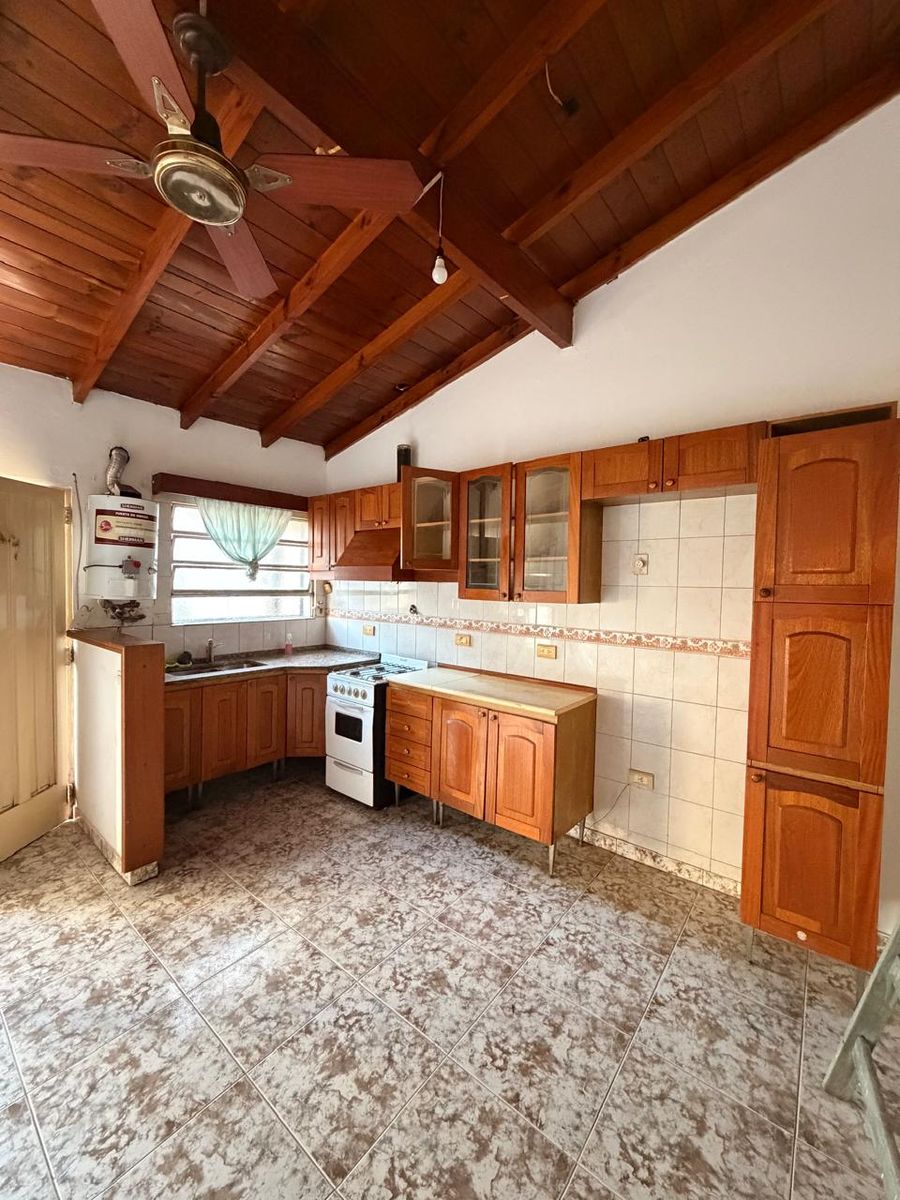 Departamento tipo casa 2 ambientes amplio, con jardin y parrilla. Sin expensas. Sobre Av. Arieta