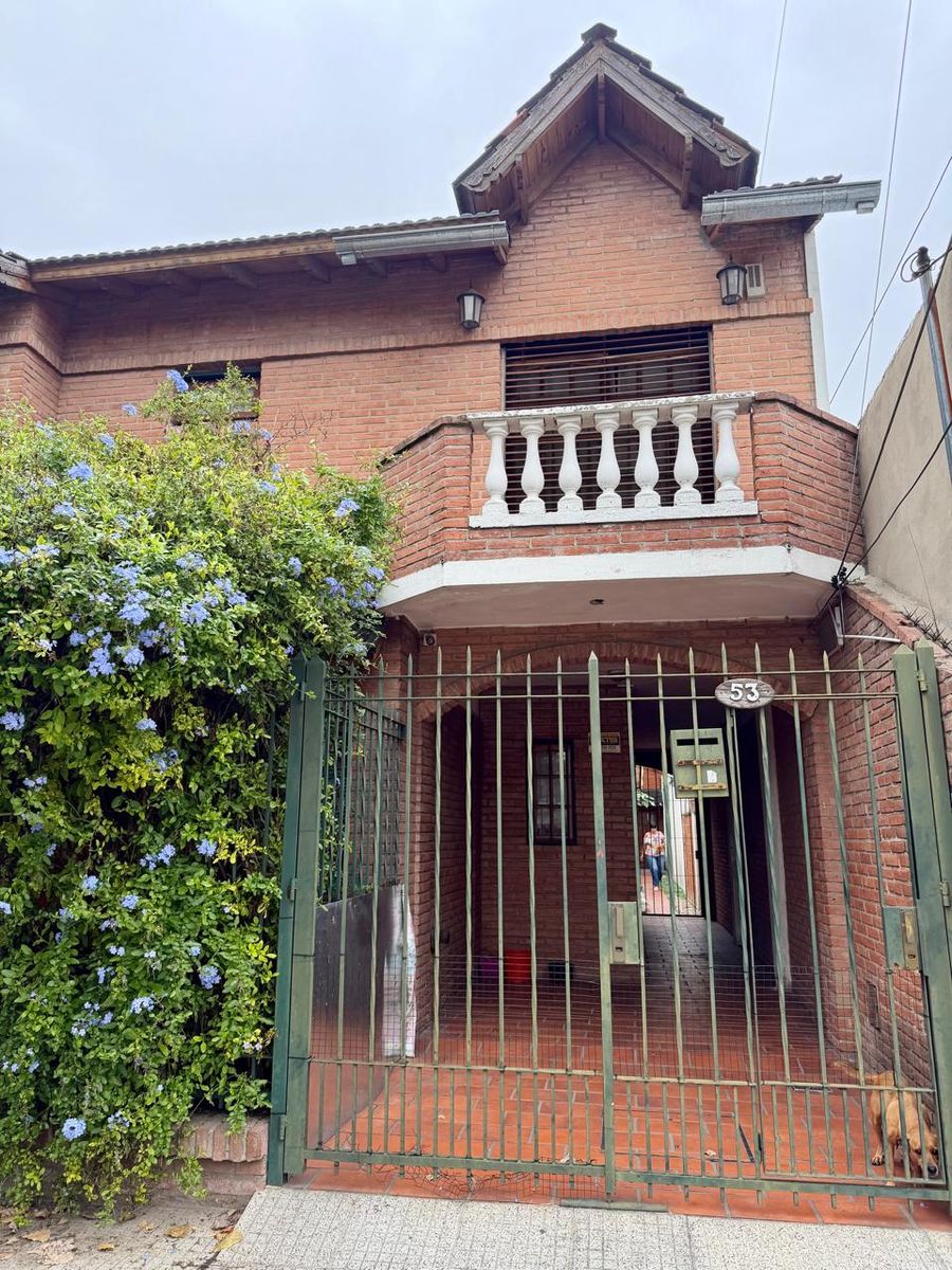 Impecable chalet PH 4 ambientes en dos plantas con piscina, quincho, fondo libre y excelente ubicación. APTO CREDITO