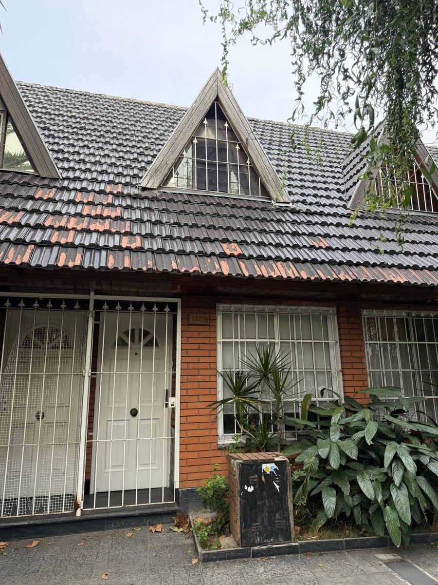 Excelente duplex 3 ambientes al frente en dos plantas con patio. APTO CREDITO. Ubicado a metros de America y una cuadra de Av. Arieta.