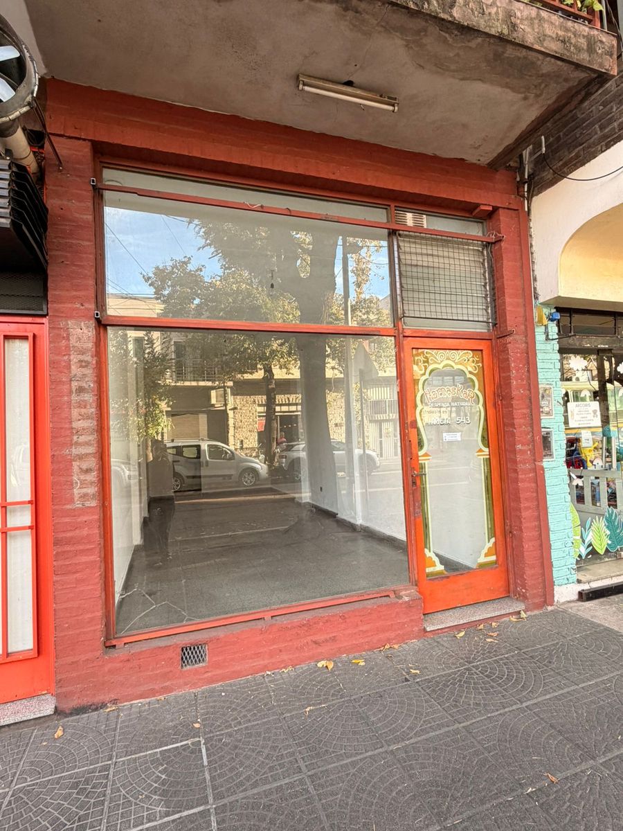 Local comercial ubicado sobre Avenida Arieta, inmejorable ubicacion en el centro comercial de Villa Luzuriaga.