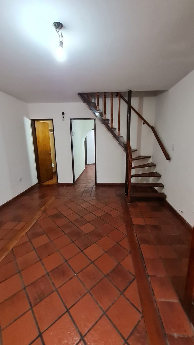 Duplex 3 ambientes en dos plantas, con patio. Bajas expensas Villa luzuriaga