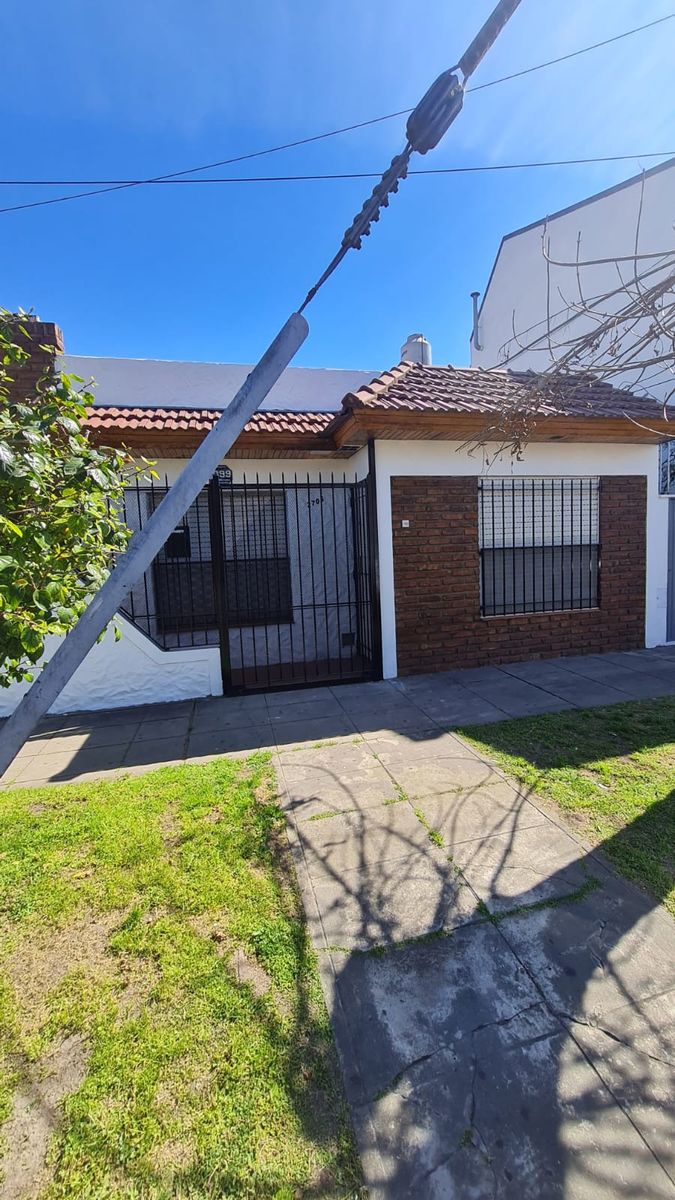 Departamento tipo casa al frente 3 ambientes, en planta baja con patio y parrilla. SIN EXPENSAS