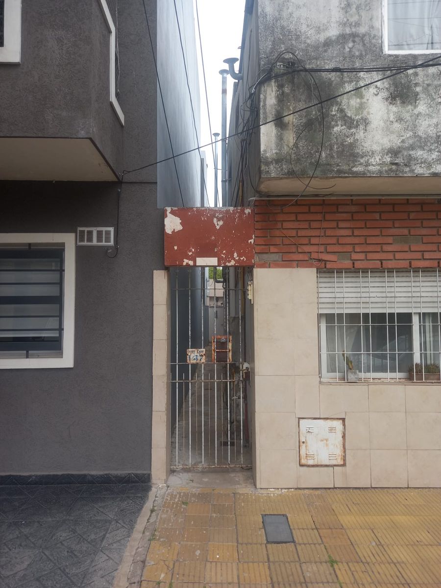 depto tipo casa por pasillo 4 ambientes, 3 dormitorios y 2 baños
