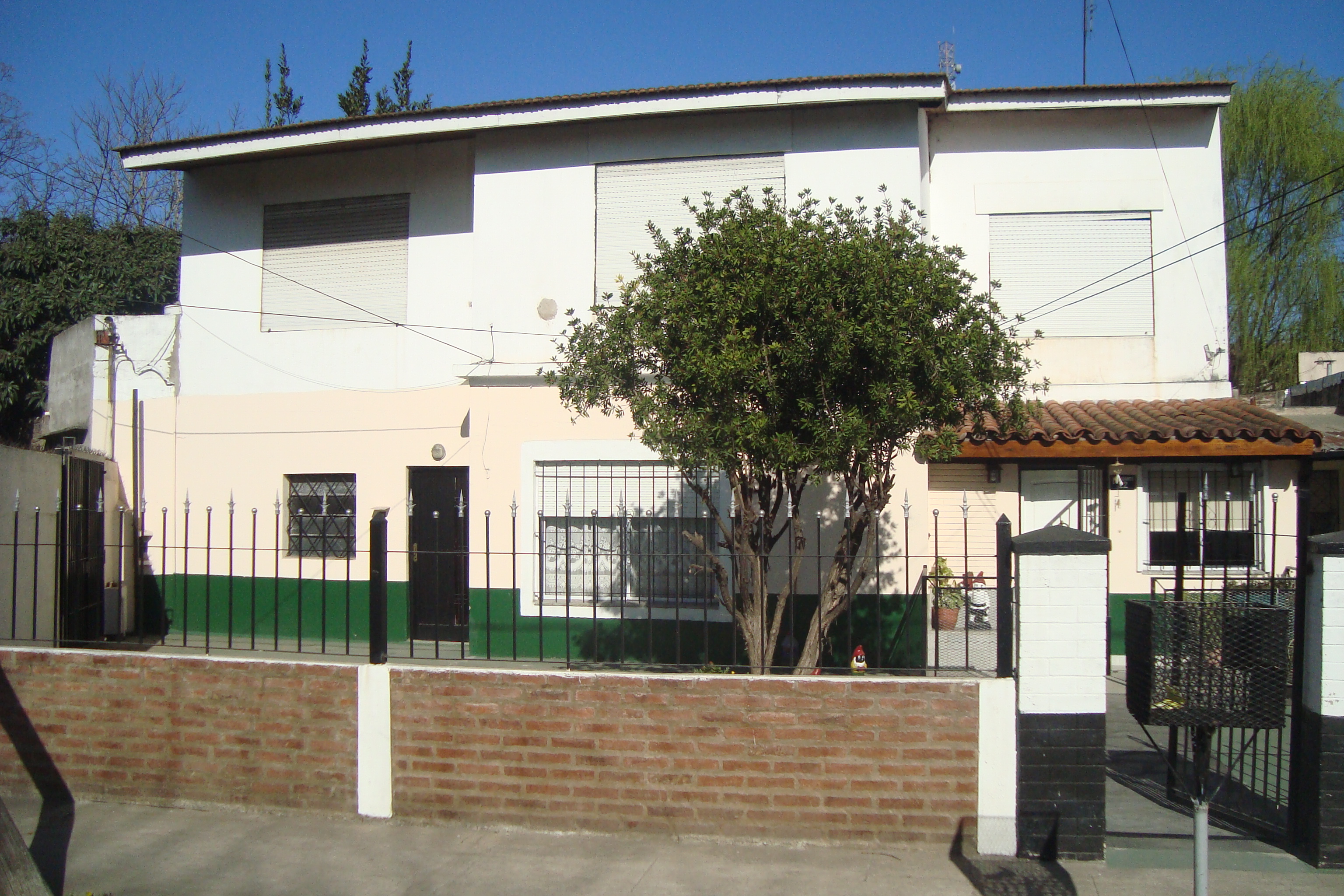 BURZACO. DEPTO TIPO CASA 3 AMB .EN PRIMER PISO C/ GARAGE Y TERRAZA SEMICUBIERTA