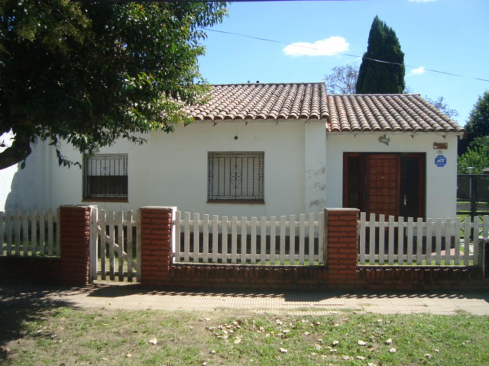 AMPLIA PROPIEDAD  TIPO CASA QUINTA  DE  3 DORMITORIOS  C/ GARAGE PARQUE Y PILETA  