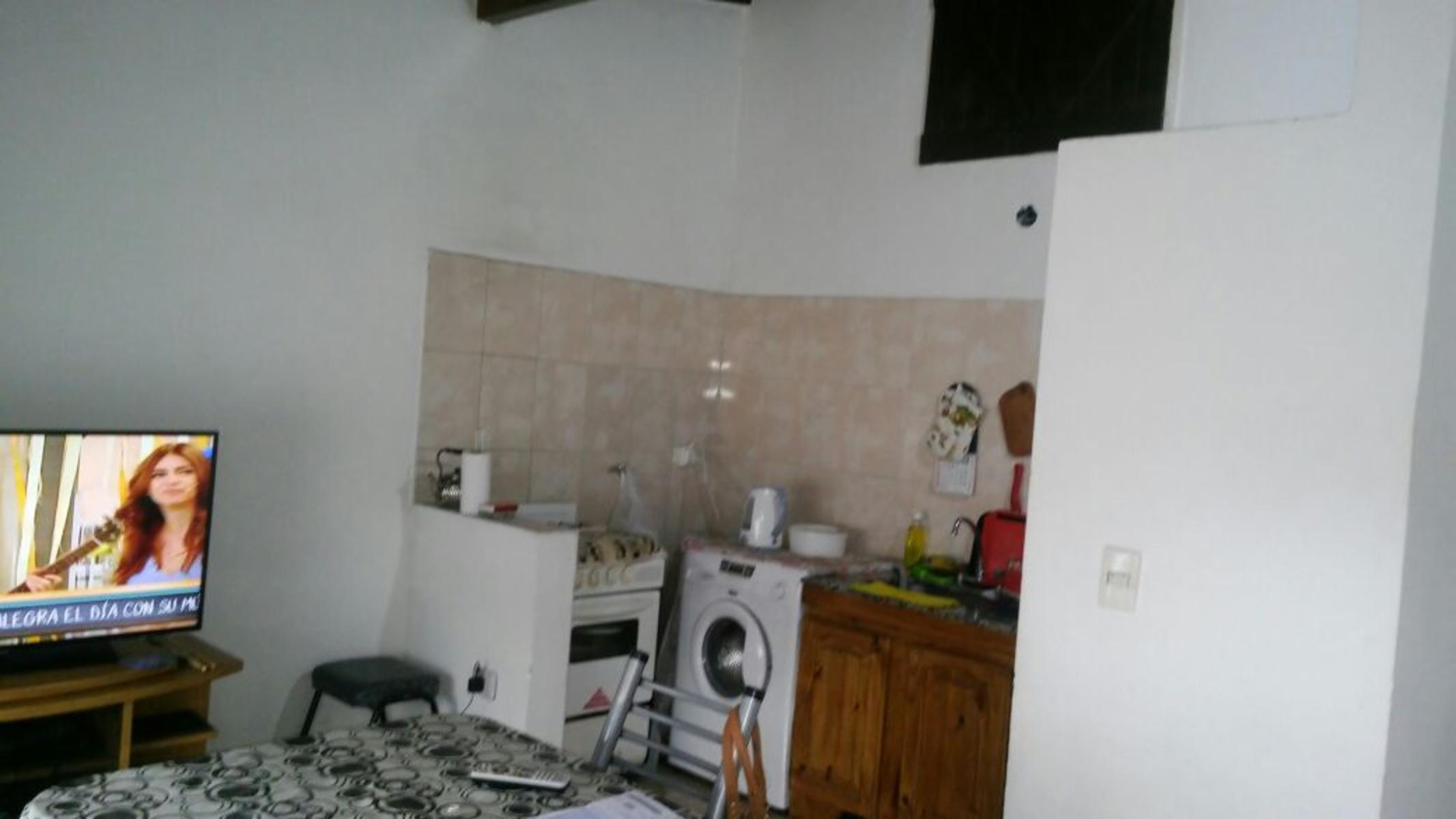 DEPTO. TIPO CASA 3 AMB. 2 PLANTAS. 2 DORMIT.+ PATIO. S/AV. SAN MARTIN FTE COLEGIO "EL BOSQUE".EXCEL.UBICAC. COLECT.X LA PUERTA. CERCA ESTACION.