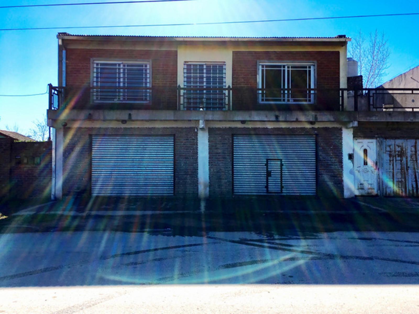 CAÑUELAS: CASA PRINCIPAL + 2 LOCALES + CASA EN 1ER PISO