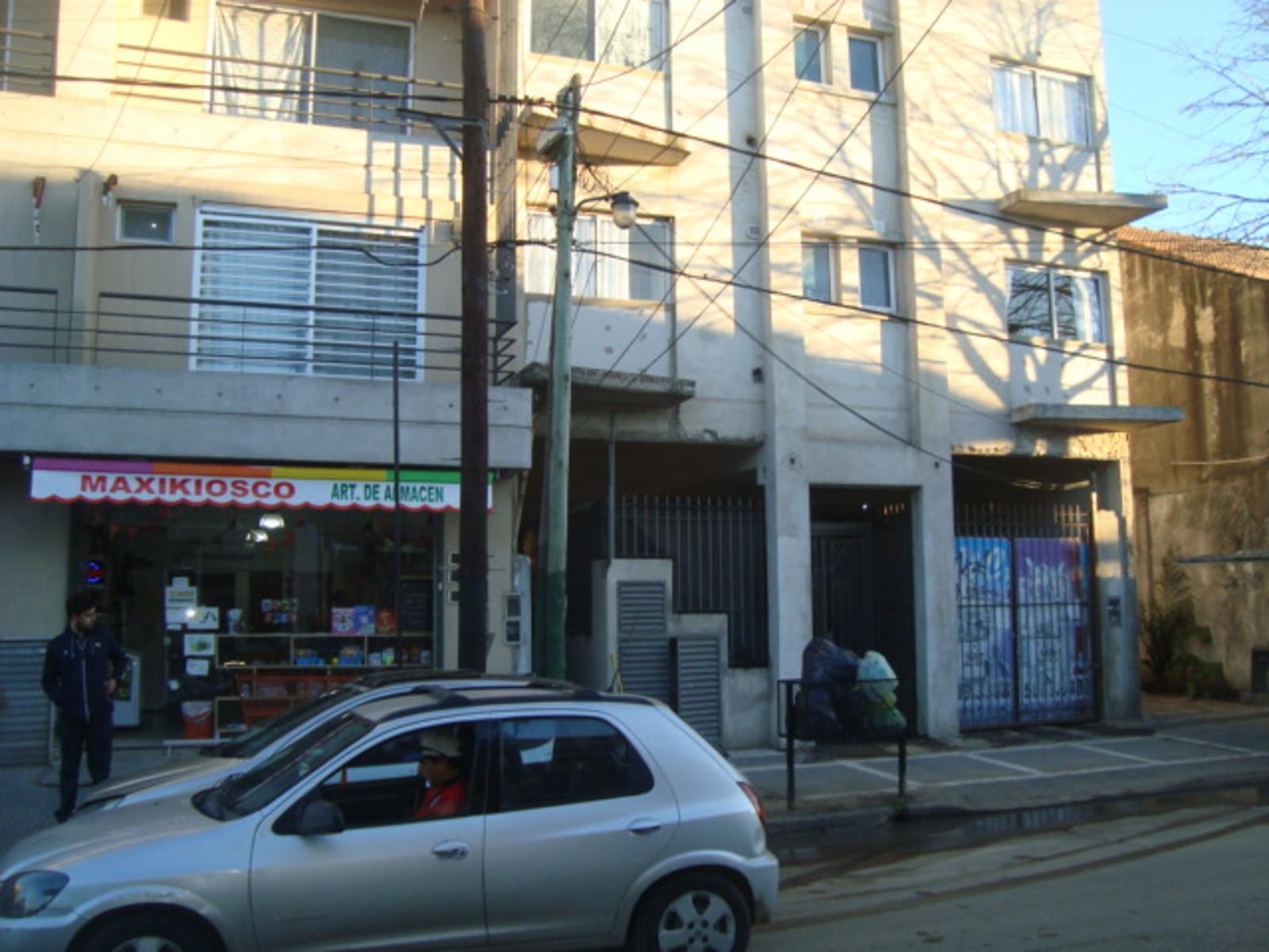 ALQUILER DEPTO EN BURZACO 2 AMB.C/PATIO.EXCEL UBICAC. A 2CDRAS ESTAC. Y MTS AV.ESPORA