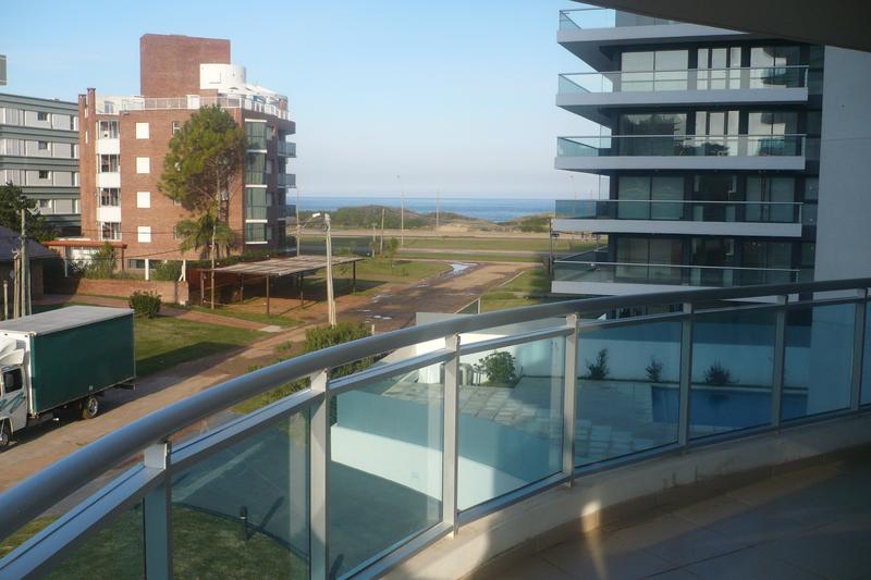 Hermoso y amplio apartamento de 3 dormitorios con vista al mar a una cuadra de la playa brava.