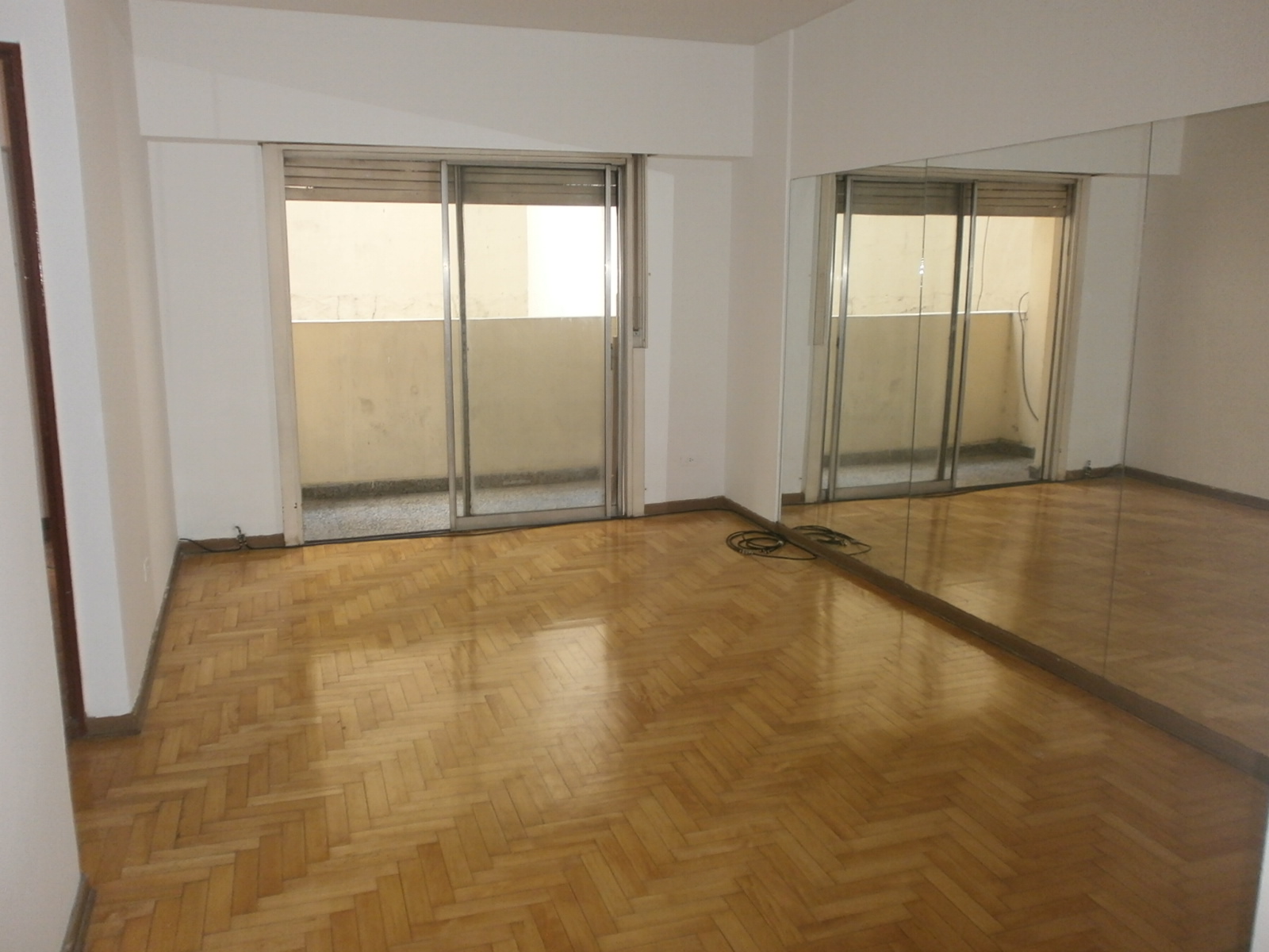 Muy buen depto de 2 amb con balcón, muy luminoso. Apto profesional.