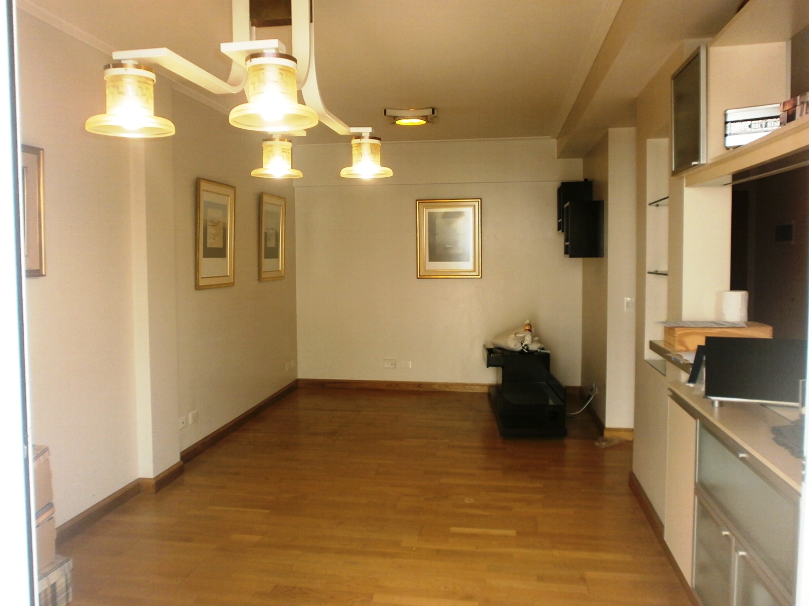 Moderno depto de 3 amb con amplio balcón y cochera fija cubierta.