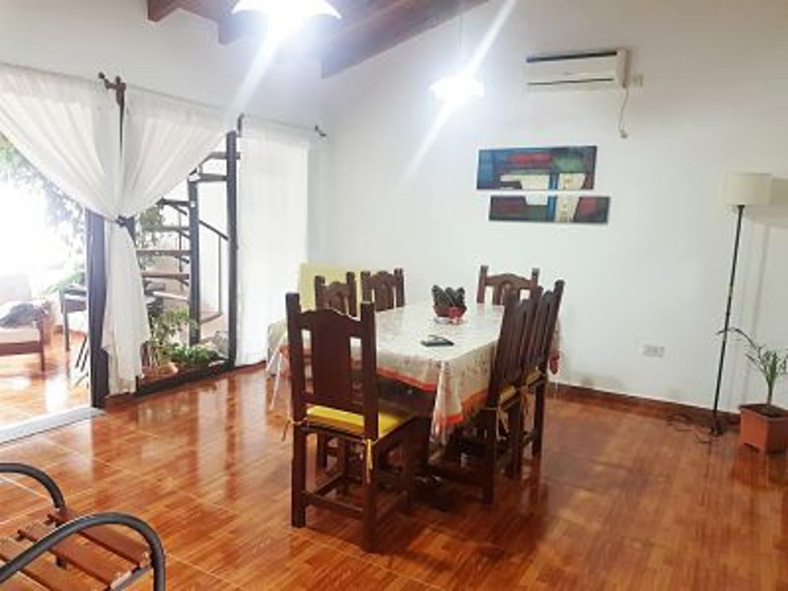 IMPECABLE CASA CON DEPTO - CARLOS PAZ