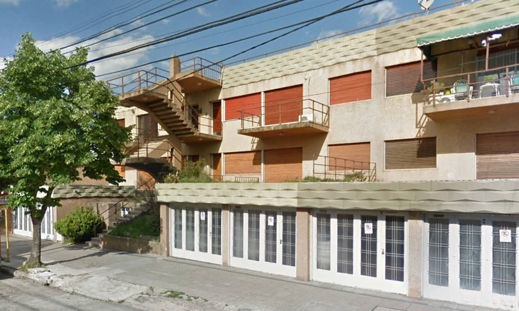 VENDO: 5 ambientes y Cochera, a mtrs de la Peatonal.