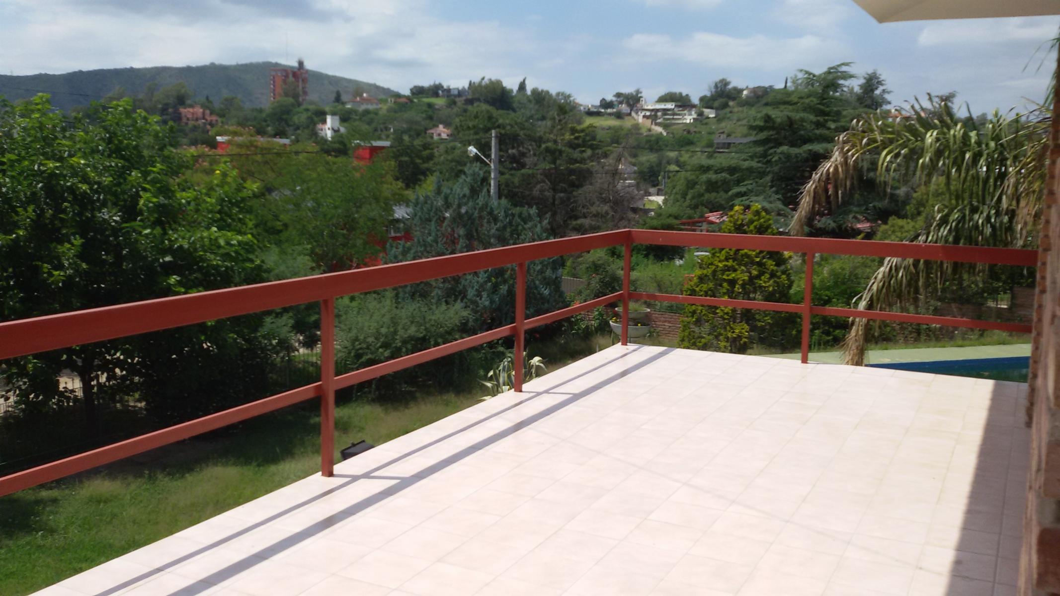GRAN CASA CON AMPLIAS POSIBILIDADES DE PAGO.