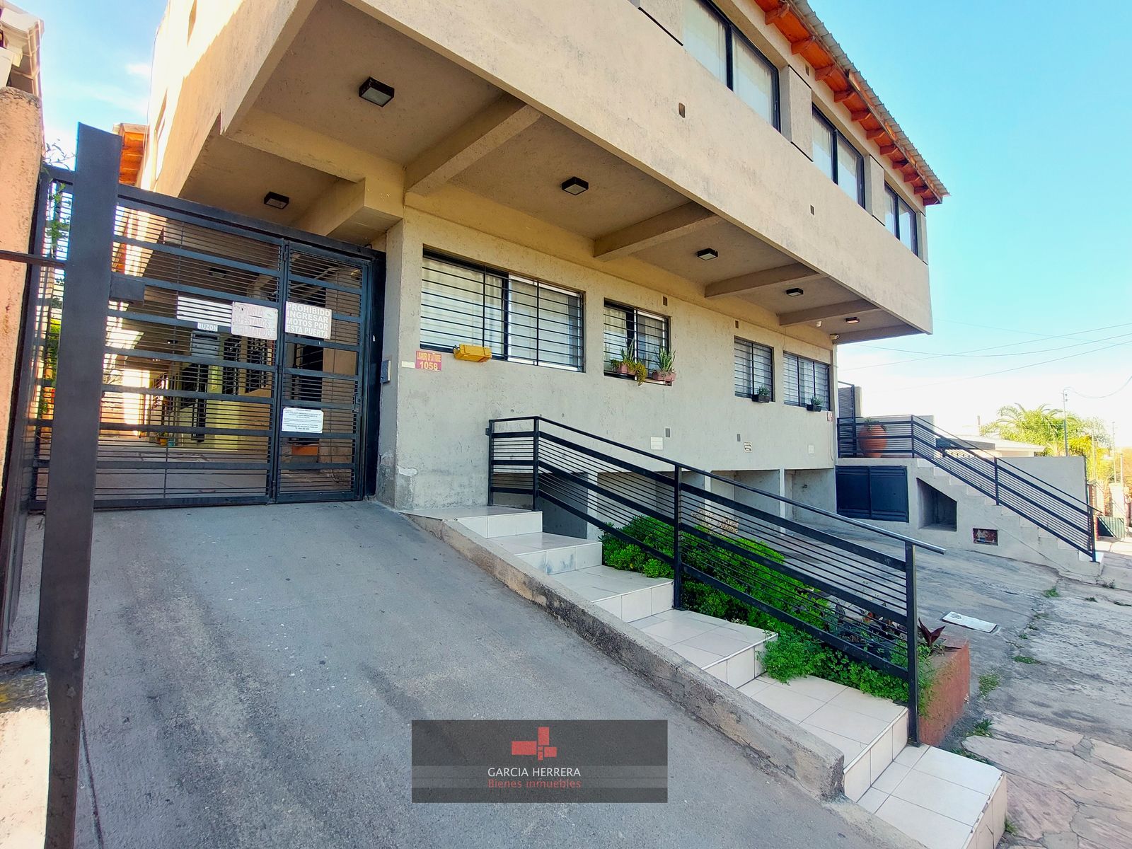 1 DORMITORIO - AMPLIO, CON PATIO y COCHERA.