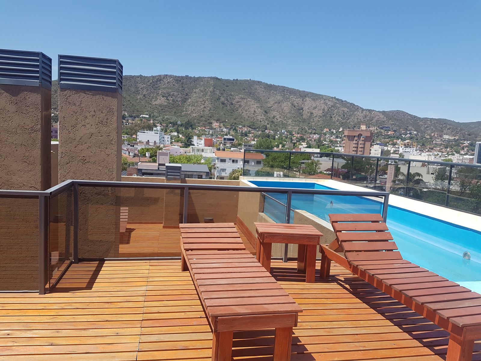1 DORMIT. COCHERA y PILETA - Buena construcción y ubicación en Carlos Paz.