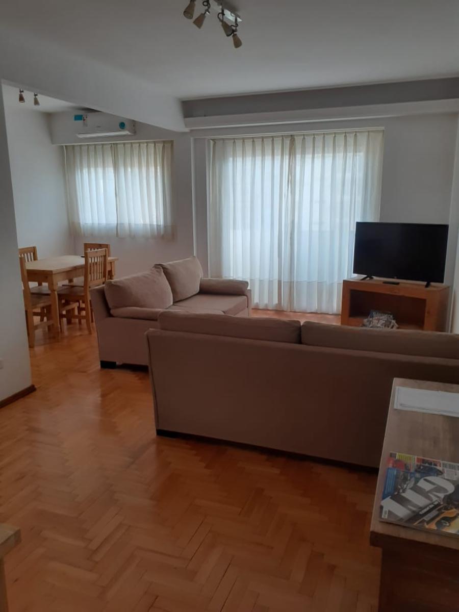 Recoleta-  4 ambientes con dependencia. Piso alto.